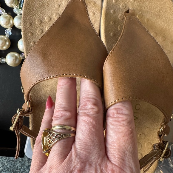 Vionic Tan Size 8 - Picture 4 of 5